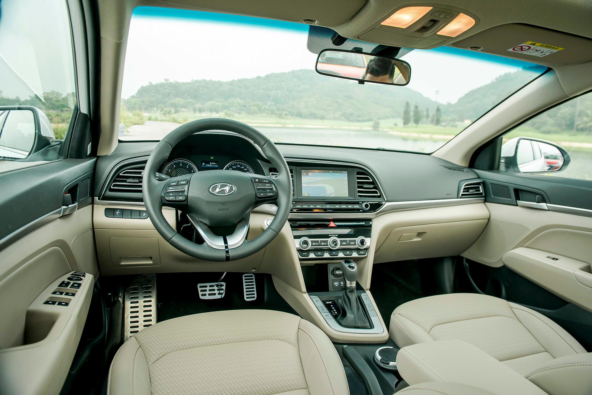 Nội thất và tiện ích trên xe Hyundai Elantra